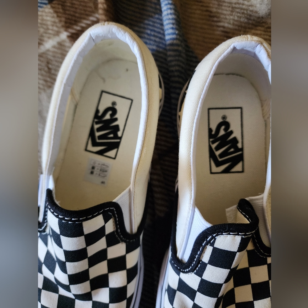 VANS - Picture 2 of 3